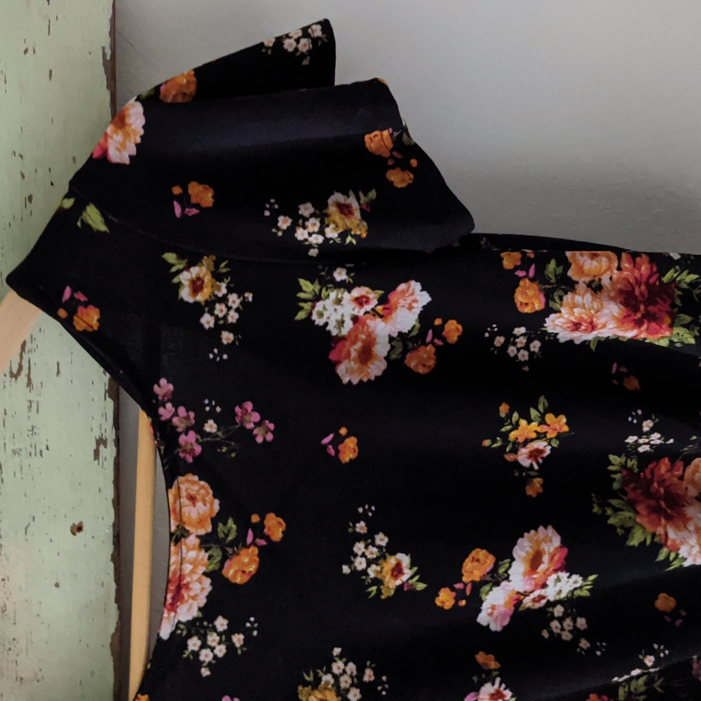 REWIND I Black Floral Short Sleeve Top with Cross-Back & Tie Front, XS